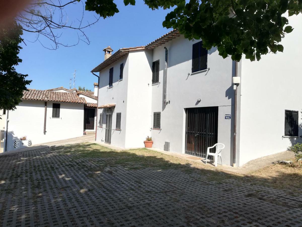 Case In Campagna Con Piscina A טודי מראה חיצוני תמונה