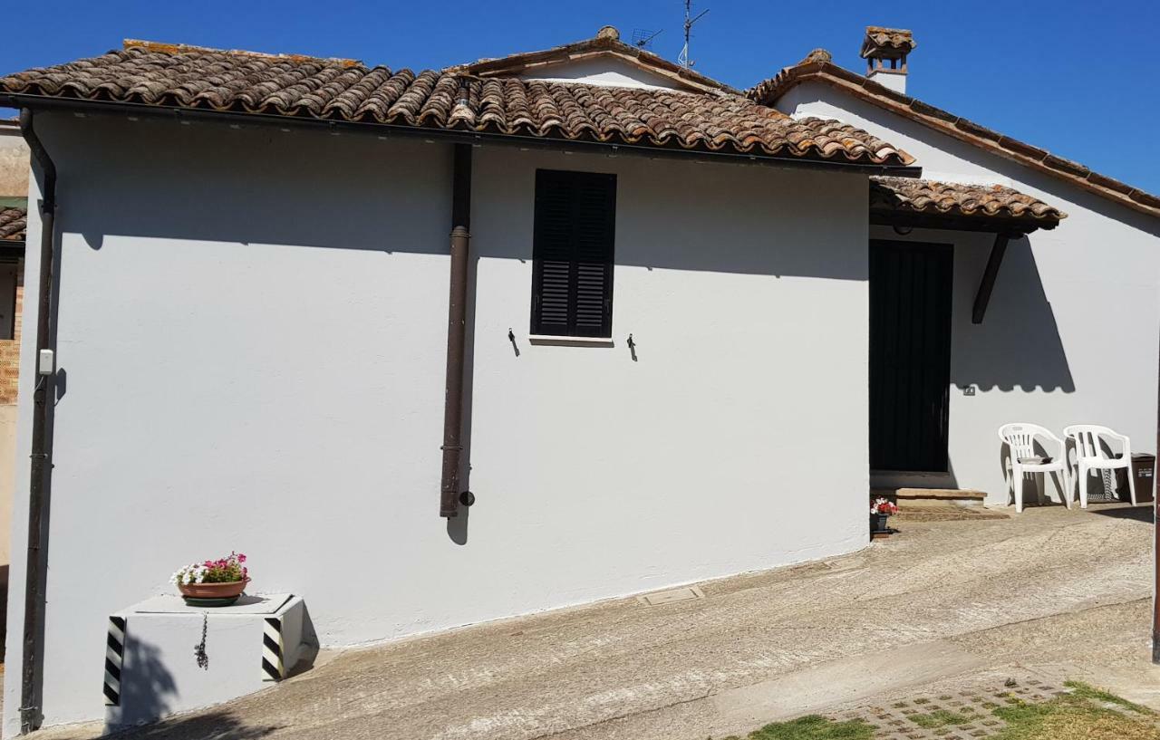 Case In Campagna Con Piscina A טודי מראה חיצוני תמונה